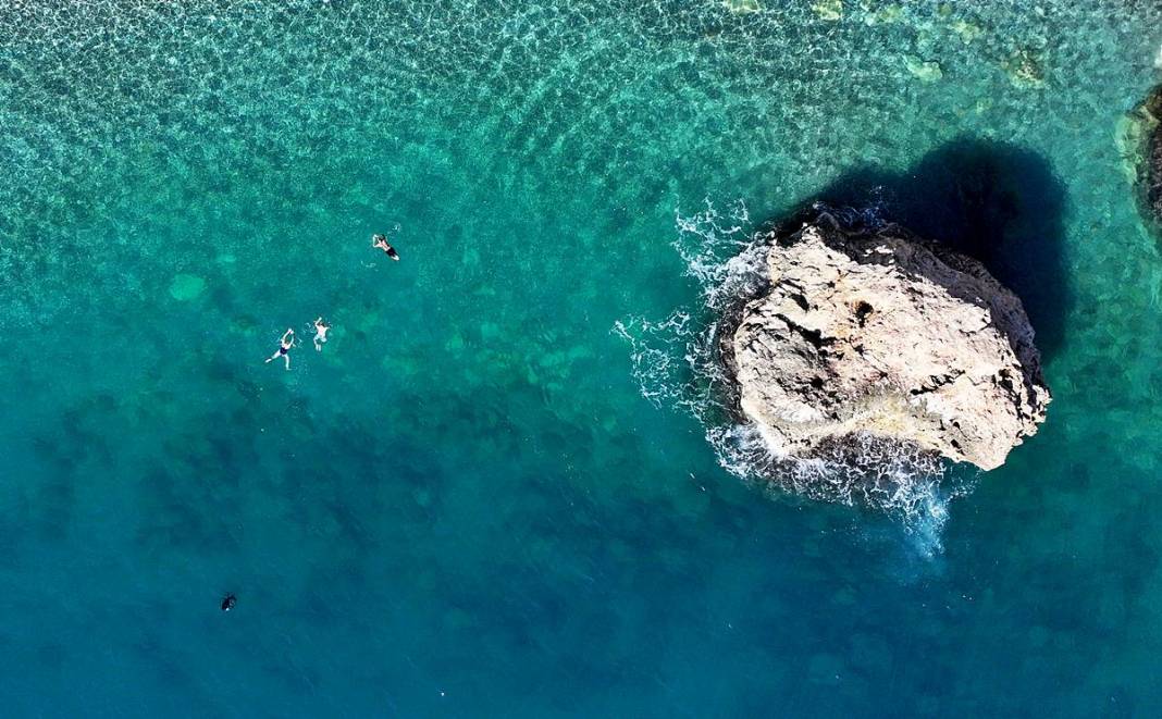 O kent iki mevsimi aynı anda yaşadı: Bir yanda kar, diğer yanda deniz keyfi! Dağ, tepe, sahil, deniz doldu taştı 9